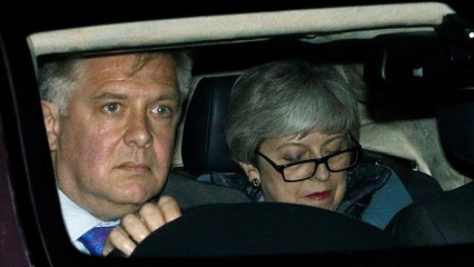 Theresa May entre o acordo e a saída... do governo