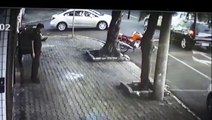 Câmera flagra colisão com três carros na Rua Jorge Lacerda