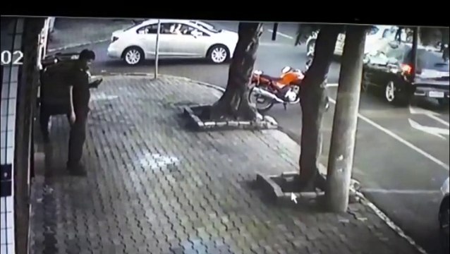 Câmera flagra colisão com três carros na Rua Jorge Lacerda