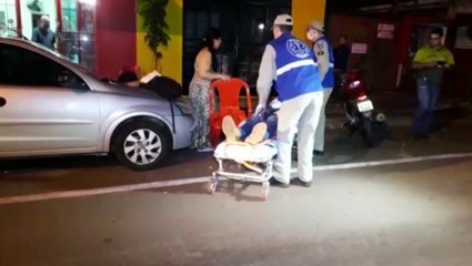 Ciclista de 19 anos se fere ao colidir com moto