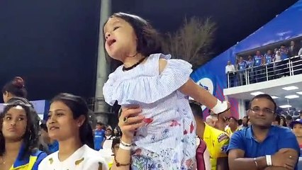 தோனி பேட்டிங்.. உற்சாகக் குரல் எழுப்பிய மகள் ஸிவா..வீடியோ