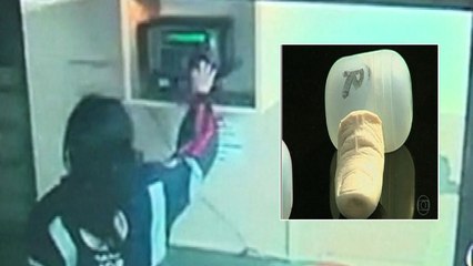 실리콘 손가락으로 출퇴근 조작한 군의관 덜미 / YTN