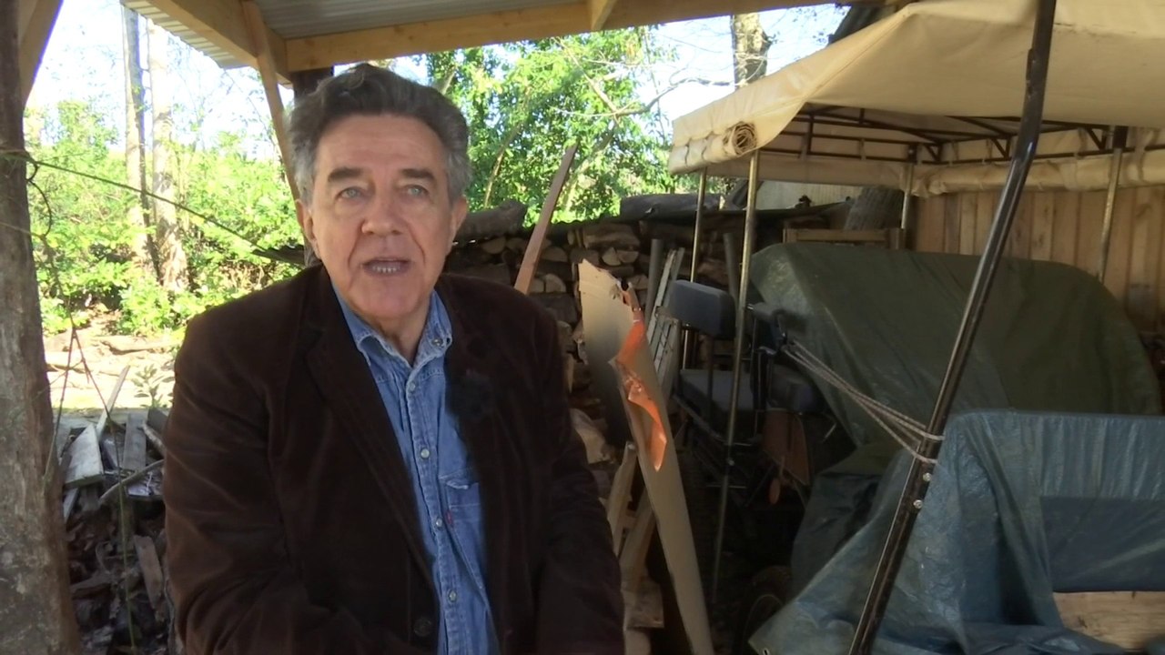 "Tout ça va finir par péter": un ancien ministre de l'Environnement se prépare à la fin du monde