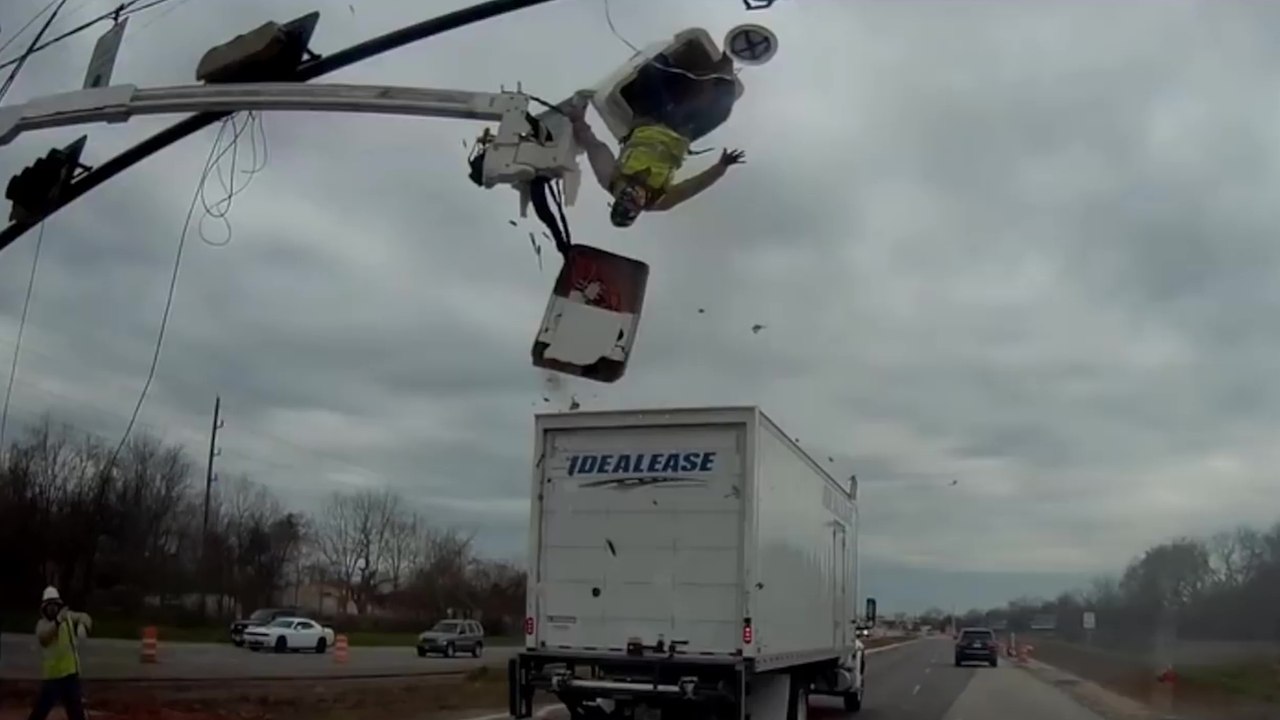 Un camion percute un homme sur une nacelle élévatrice