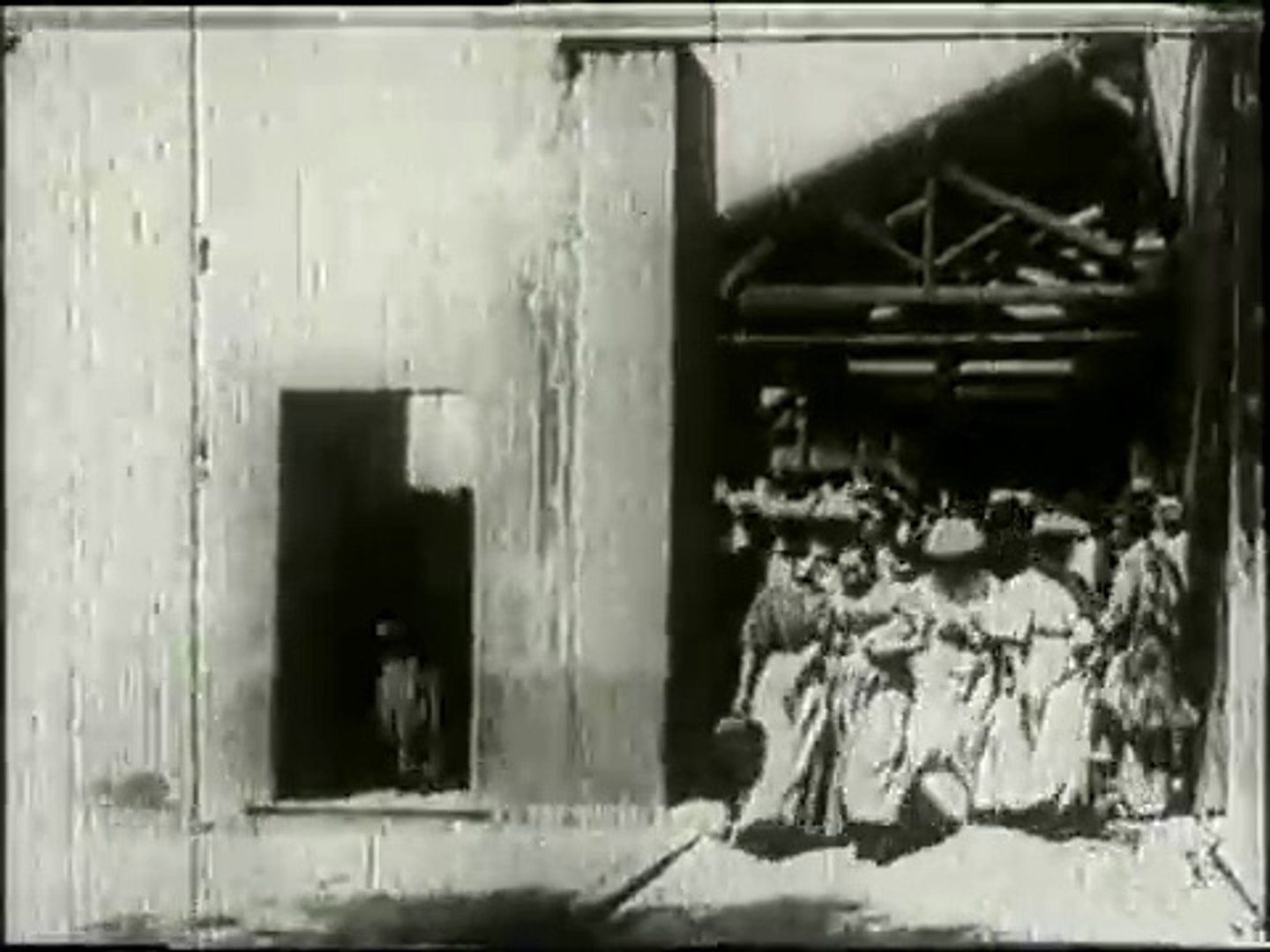 Lumière: Sortie des Usines Lumière à Lyon (1895) - Video Dailymotion