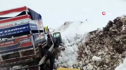 Karda mahsur kalan araçlar kurtarıldı