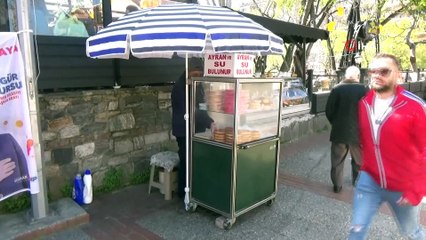 Engeli Vicanın Olan İnsanlar, Görme Engelli Simitçiyi Dolandırıyor