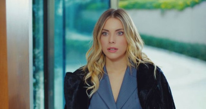 Yasak Elma'nın Yıldız'ı Derin Göğüs Dekoltesiyle Olay Oldu