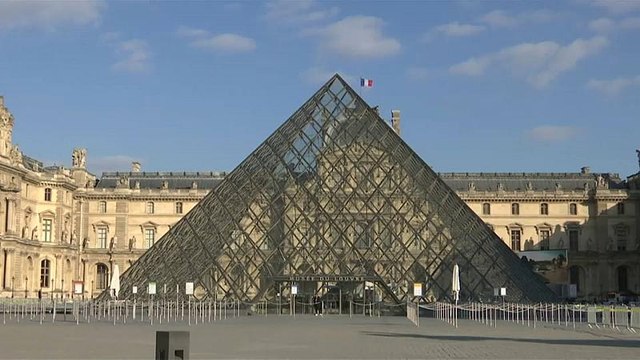 Пирамида Лувра отмечает юбилей