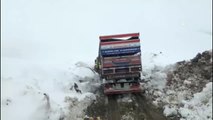Siirt'te Karda Mahsur Kalan Sürücüler Kurtarıldı