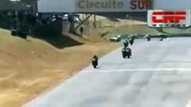 Moto : Deux pilotes se battent en pleine course !