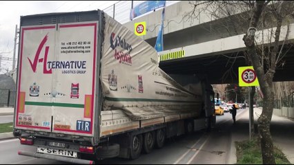 Bakırköy'deki alt geçide tır sıkıştı - İSTANBUL