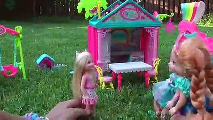 Toboggan, Balançoire Et Des Barres De Singe Jouer ! ELSA & ANNA les tout-petits jouent dans la cour de récréation