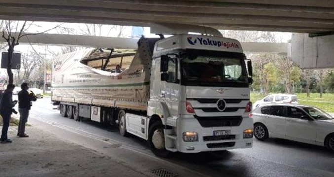 İstanbul'da TIR ve Otobüs Üst Geçide Sıkıştı