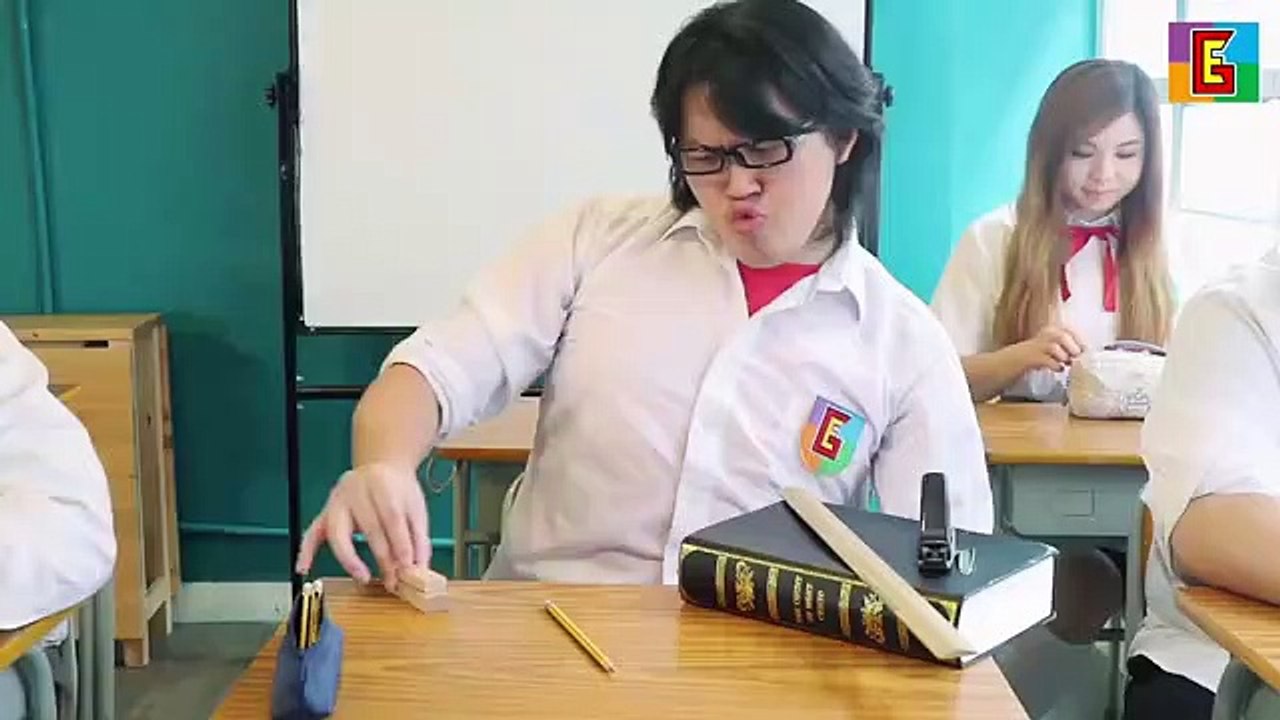 Course de voitures dans une salle de classe