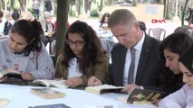 Gaziantep Vali Gül Öğrencilerle Birlikte Parkta Kitap Okudu