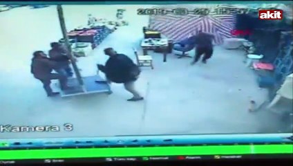 Akıl almaz görüntü! Şemsiyeyle birlikte uçtu