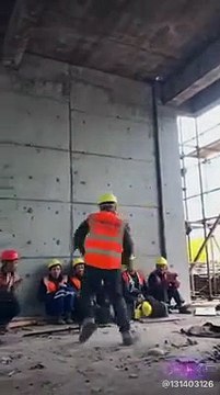Ce talentueux constructeur danse magnifiquement durant sa pause de travail