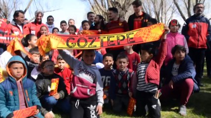 Göztepeli futbolcular depremzede çocuklarla maç yaptı