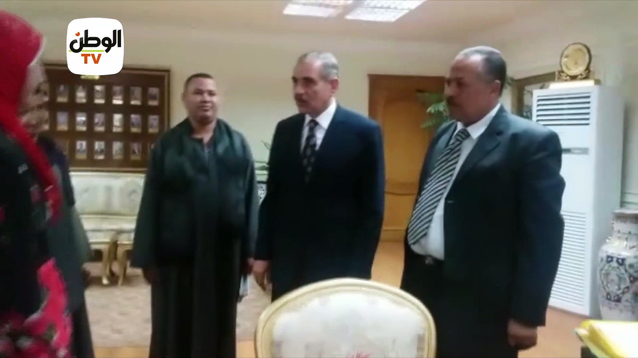 محافظ أسيوط يكرم طالبة بـ أولى ثانوي تعمل سائقة نقل لمساعدة والدها