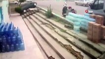 El freni çekilmeyen otomobil merdivenden inip dükkana böyle çarptı