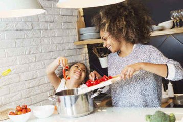 Cuisiner pour les autres : bon pour votre santé mentale