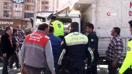 Kamyonet ile otomobil çarpıştı: 1 ölü, 3 yaralı