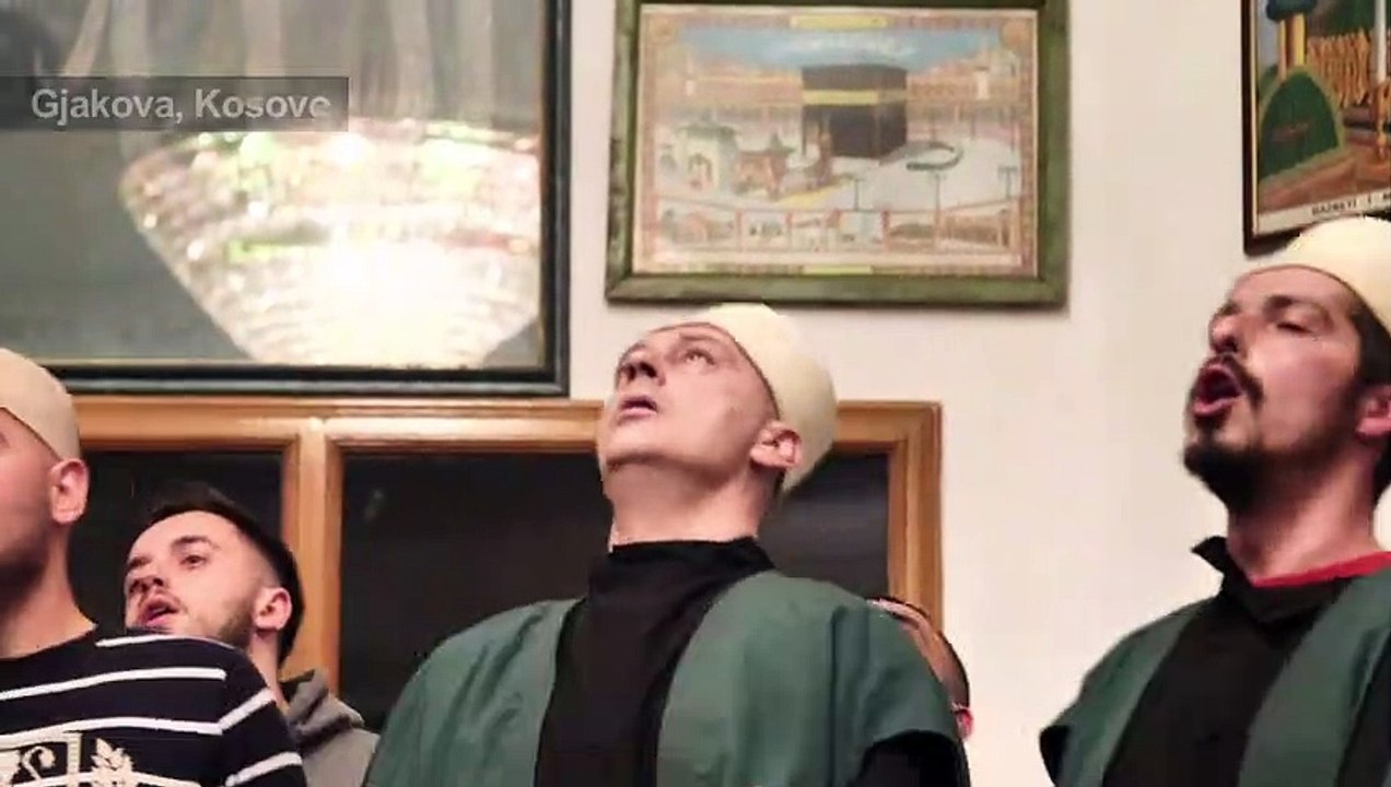 Les derviches des Balkans se percent la joue au printemps