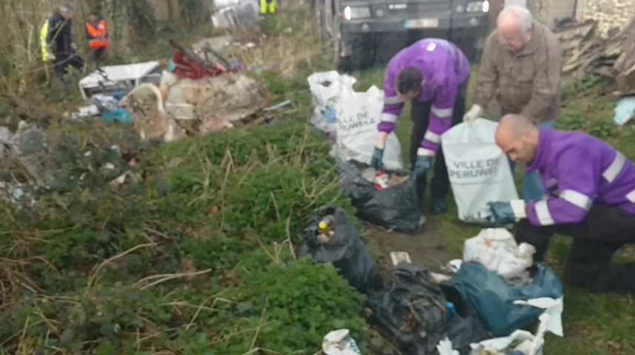 Enormes, les quantités de déchets sauvages retrouvées à la frontière à Bon-Secours