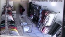 Câmera de monitoramento flagra homem furtando notebook
