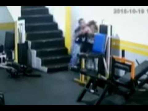 Sujeto agarra a golpes a su expareja en el gimnasio | Noticias con Zea