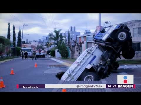 Pipa de gas cae en socavón, pero no explota | Noticias con Yuriria Sierra