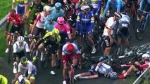 Cyclisme - 3 Jours de la Panne - Le geste du jour : Michael Hepburn de Mitchelton-Scott s'arrête pour aider après une chute dans le peloton