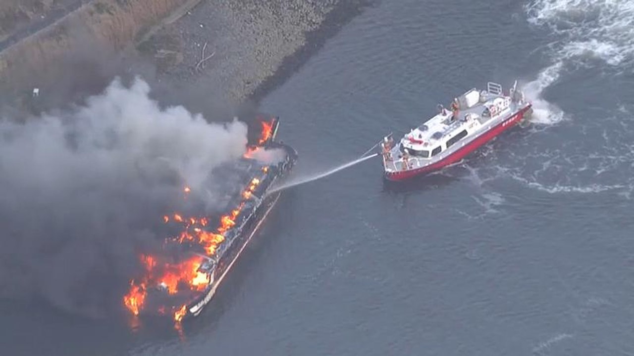 Japanisches restaurant auf einem boot geht in flammen auf