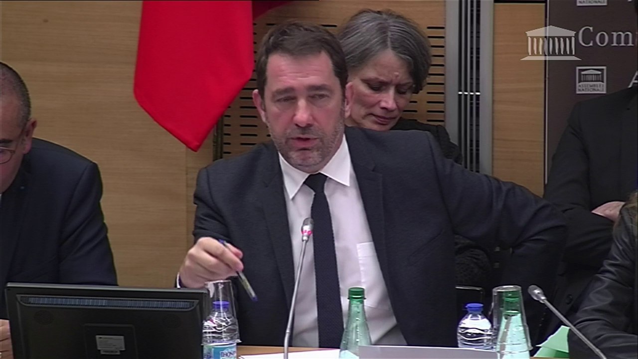 Gilets jaunes: Christophe Castaner a ordonné que "la demande de manifestation sur les Champs-Élysées samedi soit interdite"