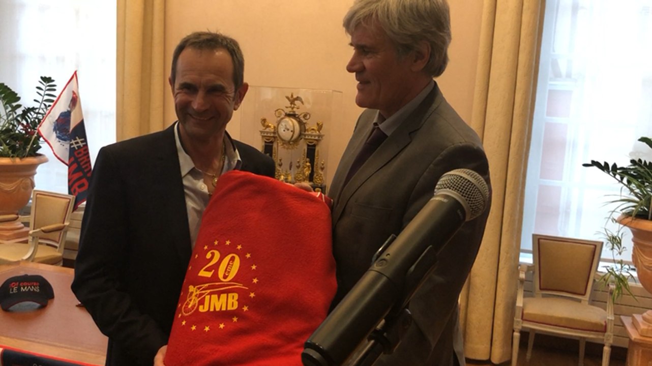 Le driver-entraîneur J.-M. Bazire honoré par le maire du Mans, Stéphane Le Foll