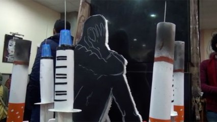 معرض فني للتوعية بمخاطر الإدمان في جامعة المنصورة.. عشها صح