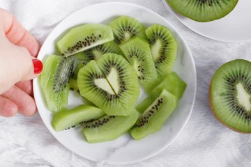 This 5-Second Kiwi-Peeling Hack Is Genius