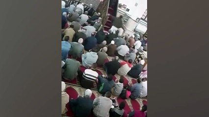 مُصلى يحاول الاعتداء على إمام مسجد.. شوف رد الفعل