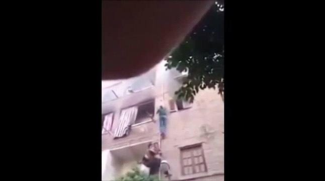 Il escalade 3 étages d'un immeuble pour sauver 3 enfants d'un appartement en feu