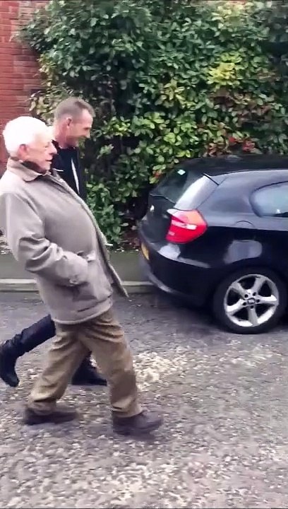 Un grand-père qui a un peu trop picolé au bar... Pas facile de rentrer