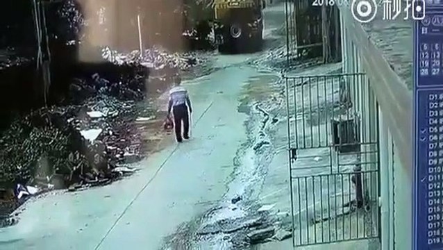 Cet aveugle passe sous un camion et en ressort sans une égratignure... Miracle