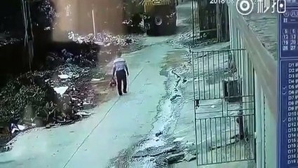 Cet aveugle passe sous un camion et en ressort sans une égratignure... Miracle