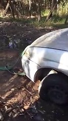 Quand le remorquage d'une voiture fini très mal pour la carrosserie