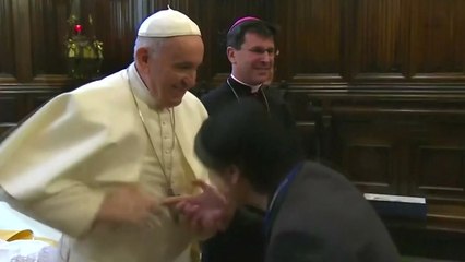 '반지의 교황' 구설...입맞춤 거절했다 허용 / YTN