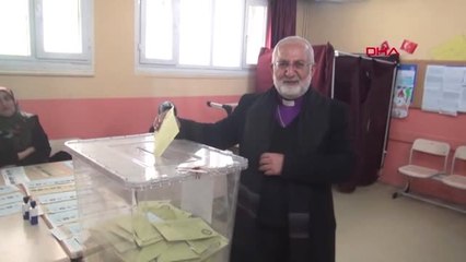 Mardin Kırklar Kilisesi Başpapazı Gabriel Akyüz, Oy Kullandı