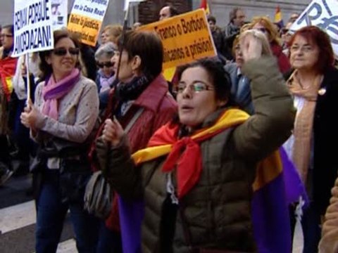 Cientos de personas piden la III República