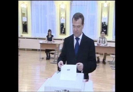 Medvedev vota en unas elecciones empañadas por la sospecha de fraude
