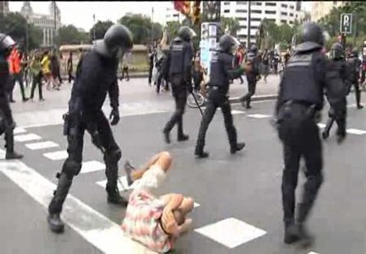 Un juez investiga la actuación de los Mossos en el desalojo de indignados de Plaza Cataluña