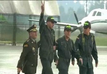 El presidente de Colombia visita en el hospital a Luis Alberto Erazo que escapó de las FARC